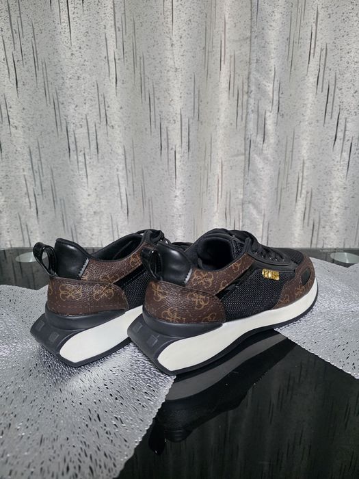Adidasi GUESS noi