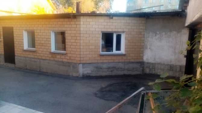 Коммерческие здания склад 43 м2 и гараж 31 м2 + свободная земля 100 м2