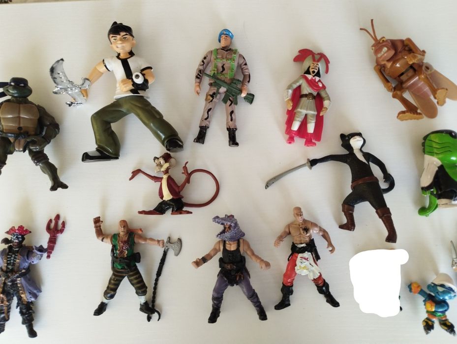 Играчки: фигурки,животни,динозаври,герои,пирати.