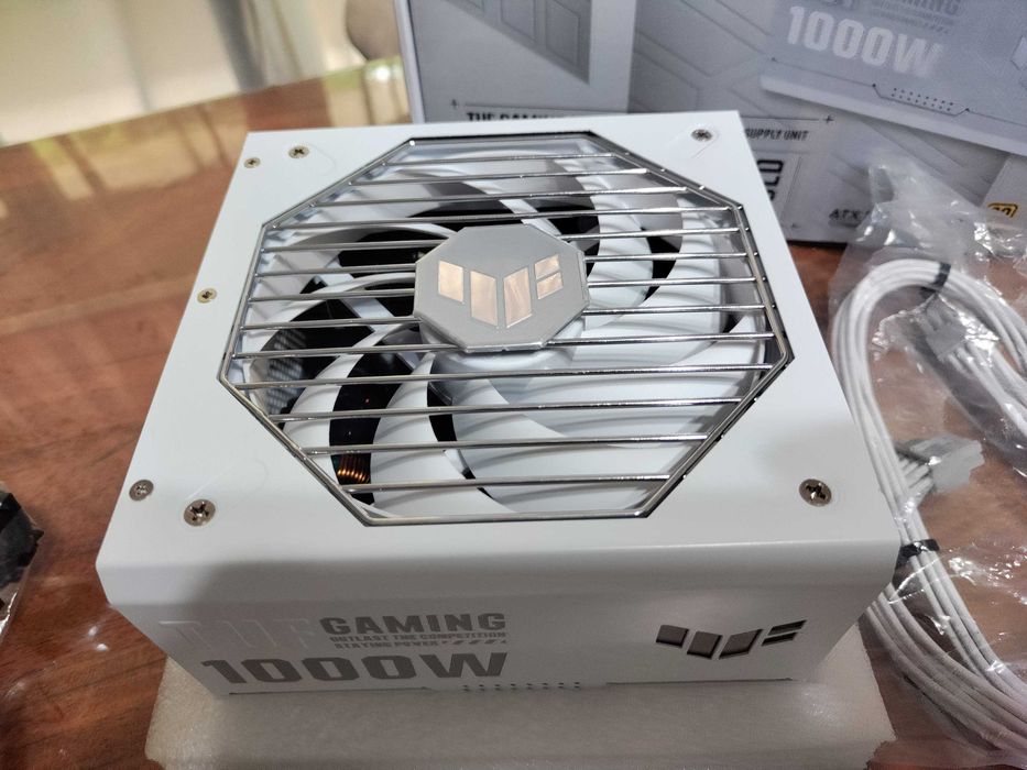 Продавам запазено захранване ASUS TUF Gaming 1000W Gold White Edition