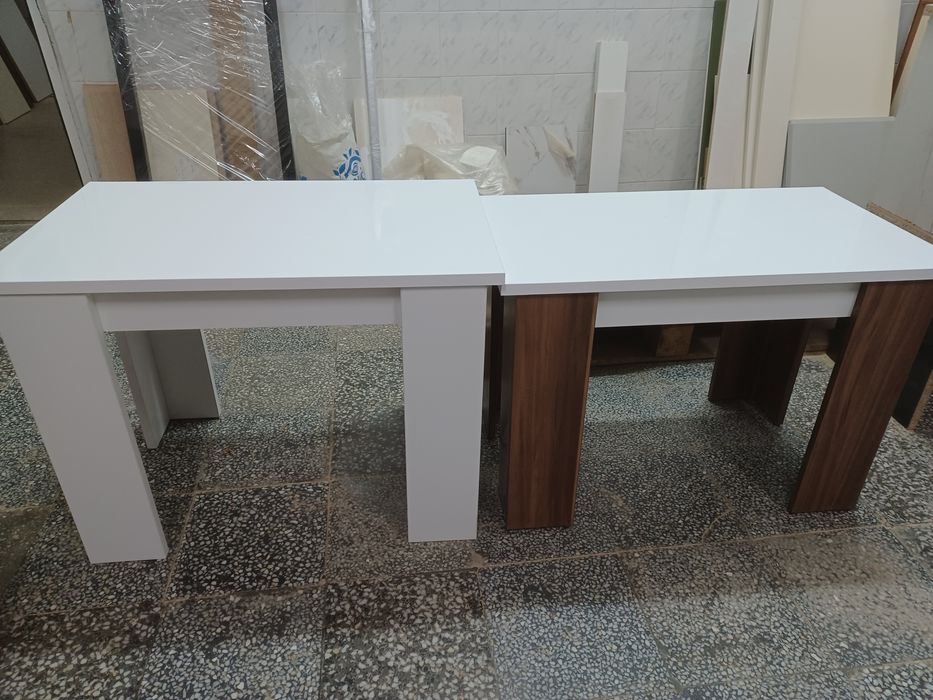 Продават се 2 холни маси