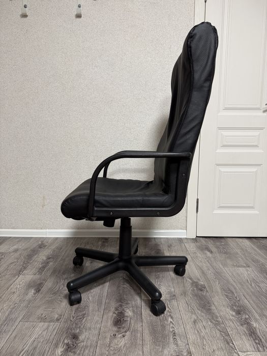 Офисное кресло кожаное