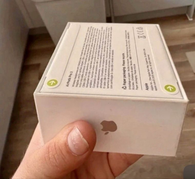 Apple AirPods Pro 3 с чантичка