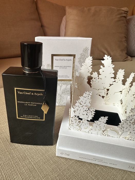 Van Cleef & Arpels Moonlight Patchouli Le Parfum е унисекс