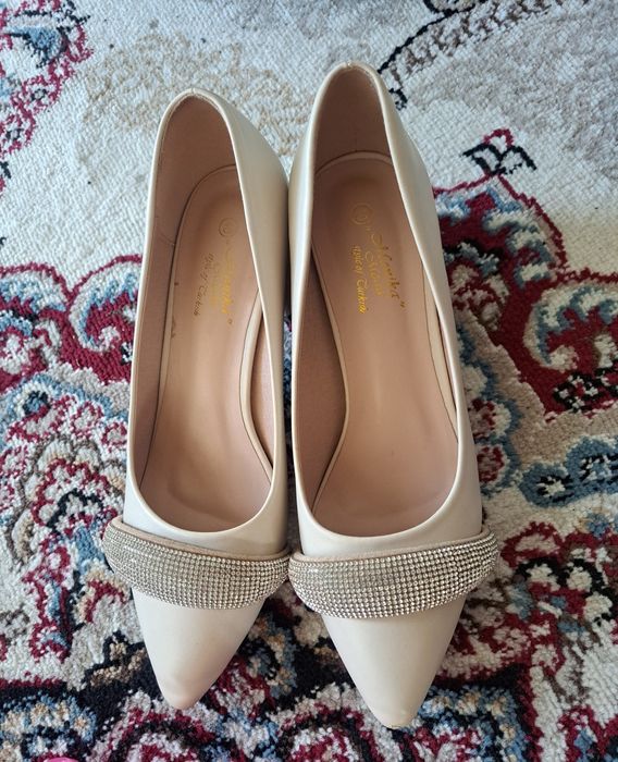 Tufli baland poshnali