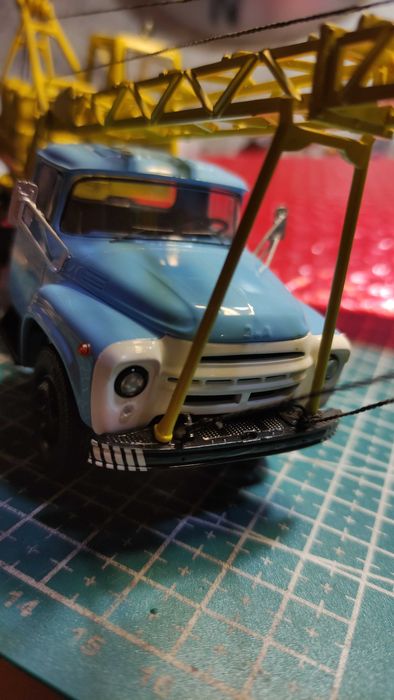 Модель автокрана в масштабе 1:43