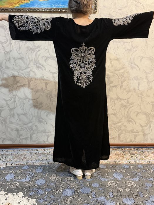 Продам  вечерние  платья с камнями