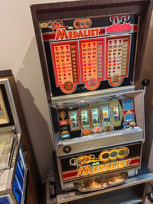 Vând slot machine Bally MEDALIST
