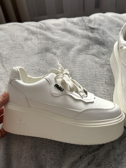 Кроссовки женские