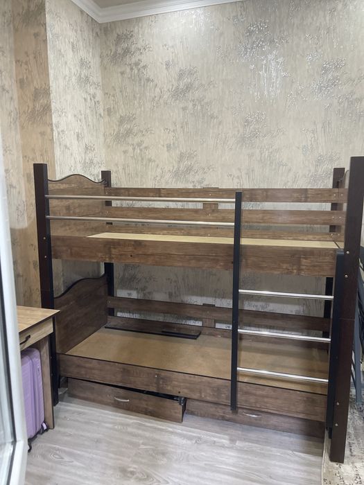 двухъярусная кровать из дерева с современным и практичным дизайном.