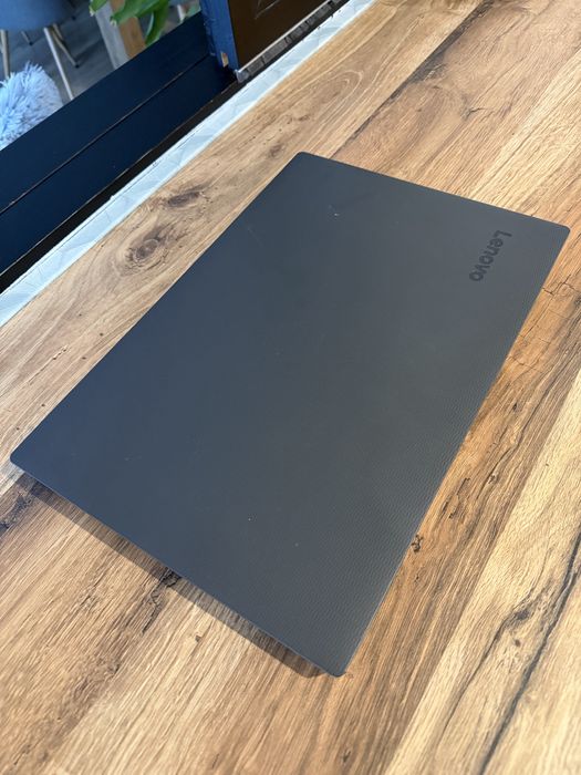 Vand laptop Lenovo I3 generatie 7 cu diagonala 17 in stare f buna