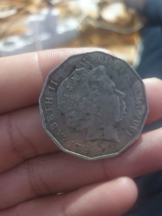 Moneda veche elizabeth a 2 a din 2001