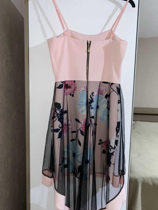 Дамска розова рокля с цветя и тюл