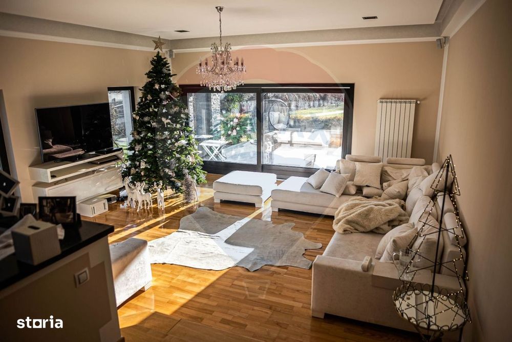 Casă / Vilă de lux cu 6 camere de vânzare în Șcheia, Suceava