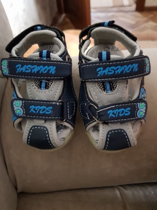 Продам сандали размер 19