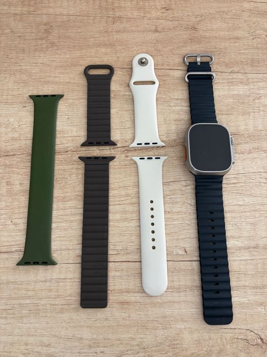 Apple Watch Ultra 49mm Titanium с кутия и 4 каишки, отлично състояние