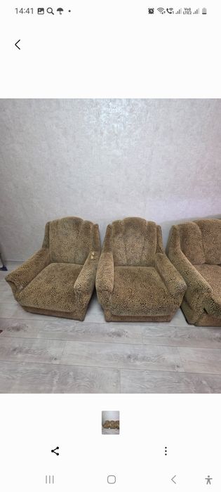 Диван с двумя креслами.