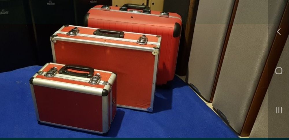 Valiza casse scule cabluri consola mixer microfon drona laptop lumini