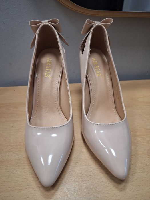 Елегантни обувки на ток