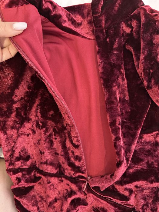 Уникална стилна рокля в актуален цвят бордо от мека плюшена материя
