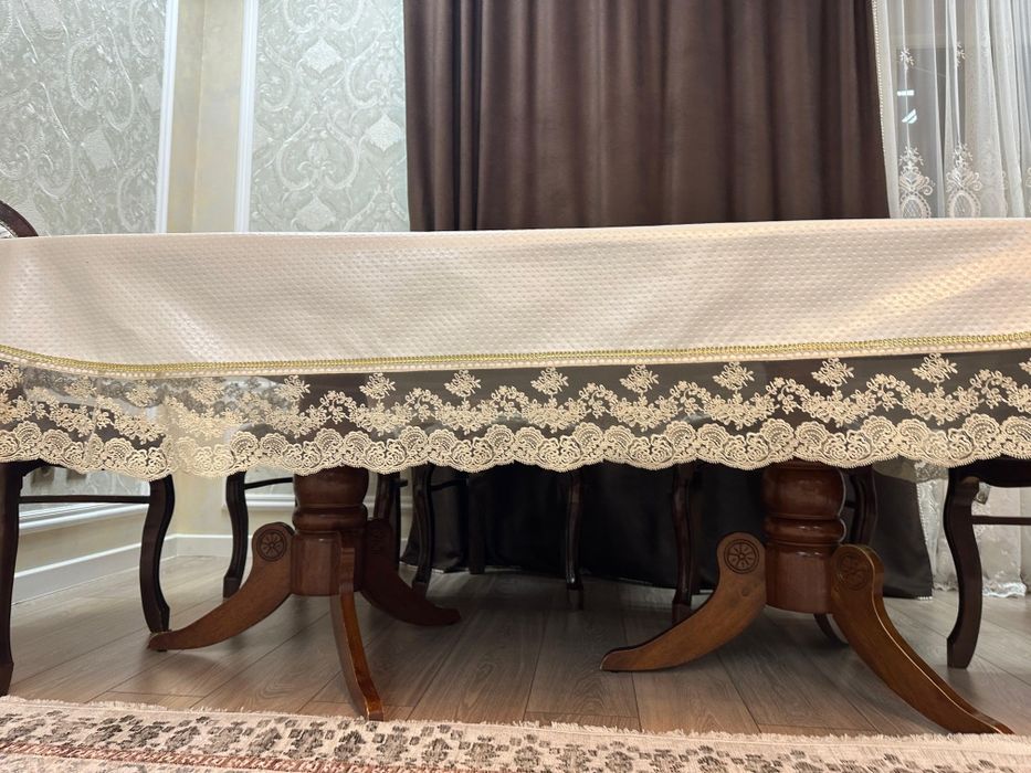 Деревянный стол и стулья в комплекте