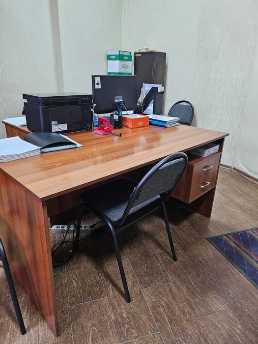 офисная мебель (столы, шкафы, стулья)