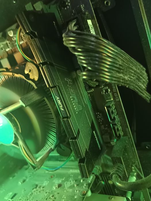 Vând Plăcută RAM 32GB Kingston Fury