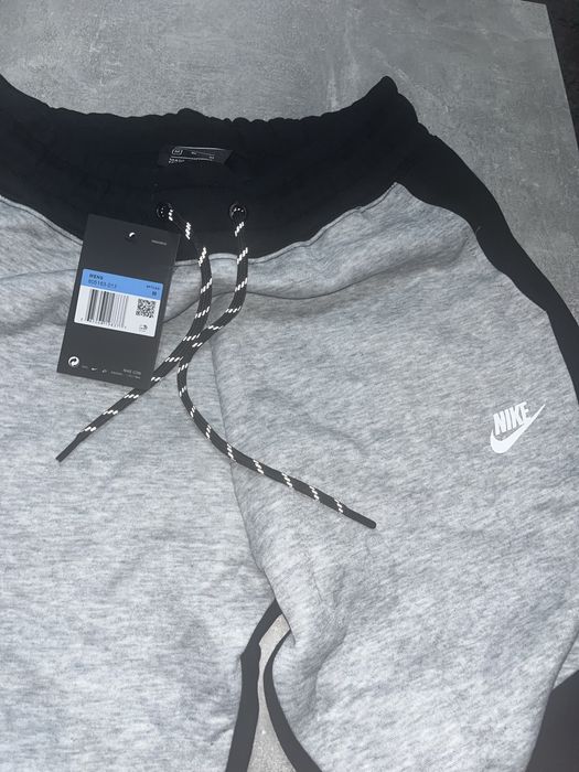 Nike Tech Bluza si Pantaloni