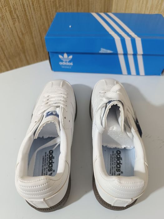 Женские кроссовки