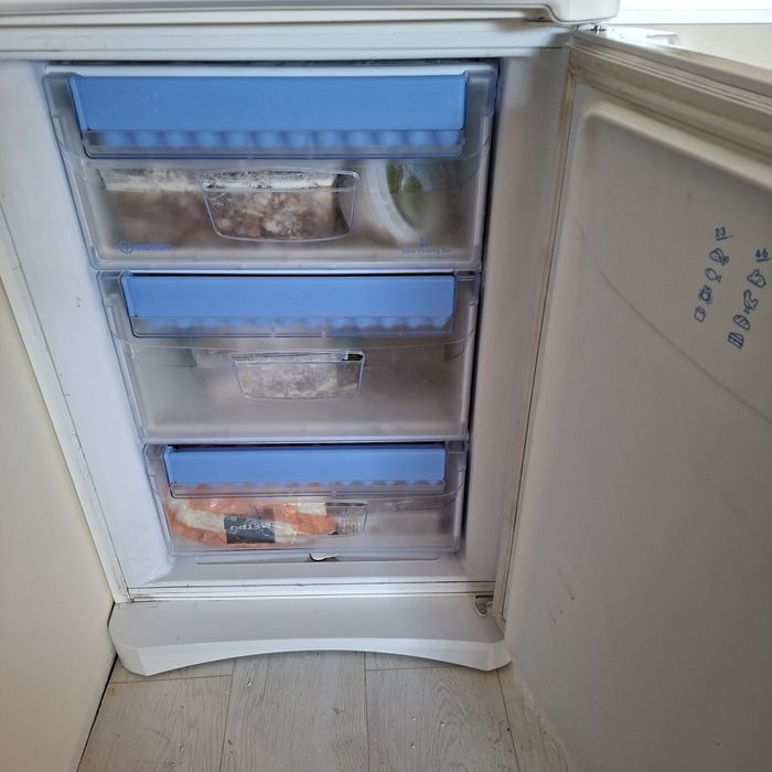 Продавам хладилник с фризер