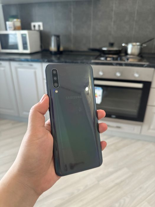 Продаю Samsung A50 б/у