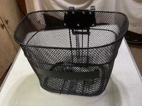 Продавам две предни кошници за велосипед