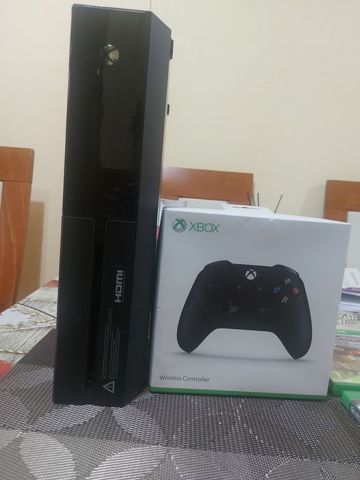 Consolă Xbox One + wireless controller și 8 jocuri