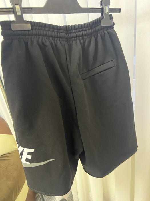 Pantaloni Nike scurți