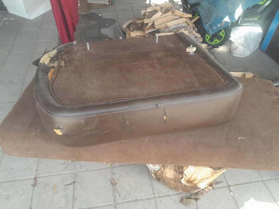 Отдам остатки дивана бесплатно.