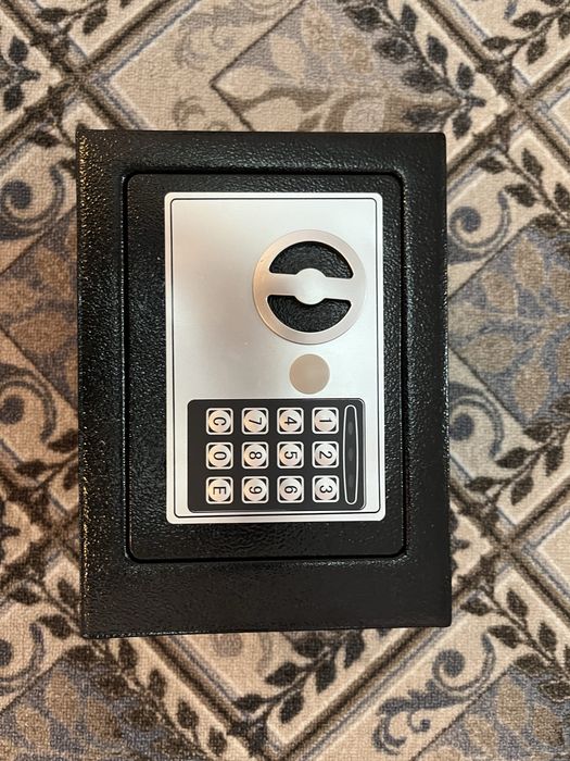 Сейф новый продам