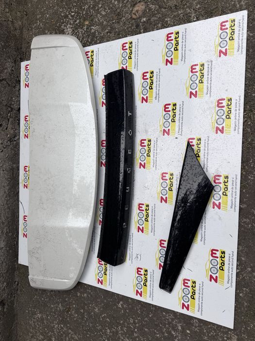 Ornament plastic haion portbagaj aripa spate fusta spate stop frana central Peugeot 2008 2020-2026