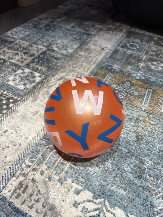 Резиновый мячик.