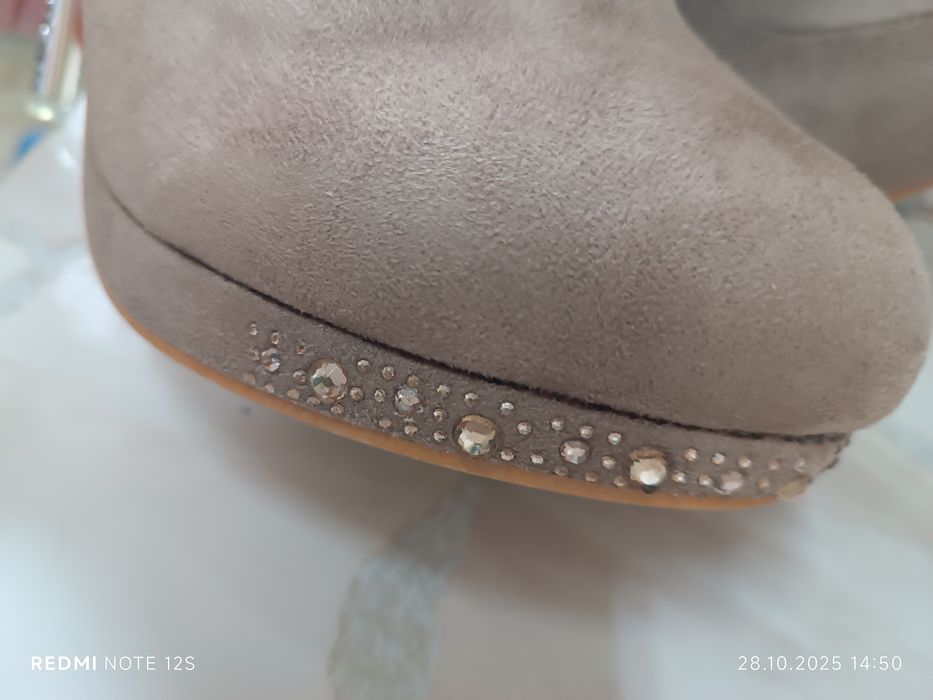 Нови велурени ботуши 40 номер