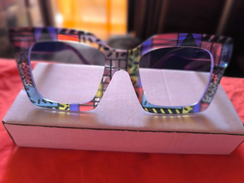 Очила с цветни рамки.