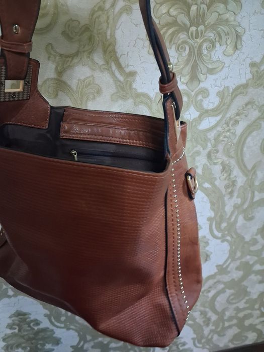 Bu sumkalar kop tutilmagan yaxshi xolatda zamoklari ham buzilmagan