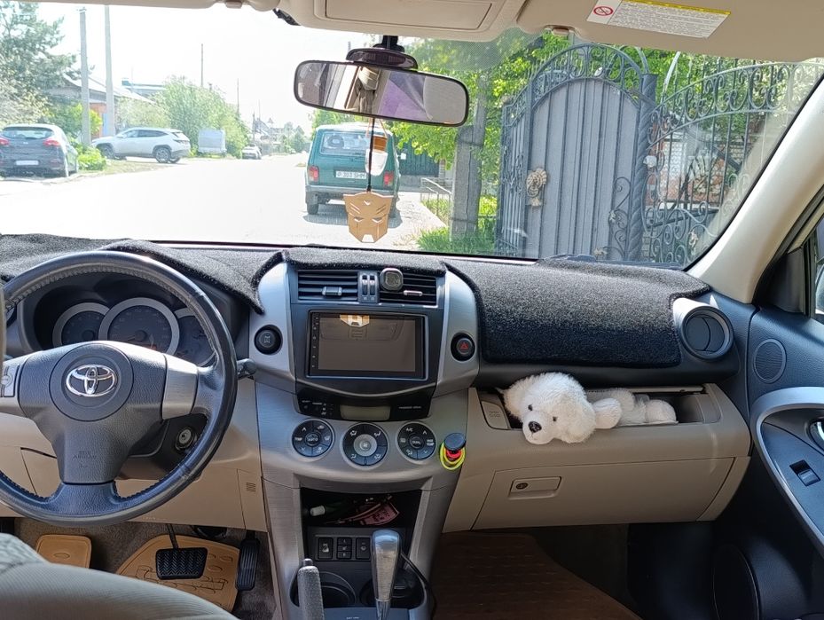 Машина Toyota rav4