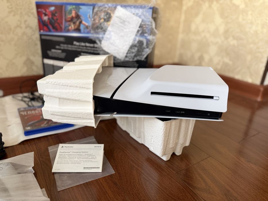 Продам новый Playstation 5 slim box 1tb