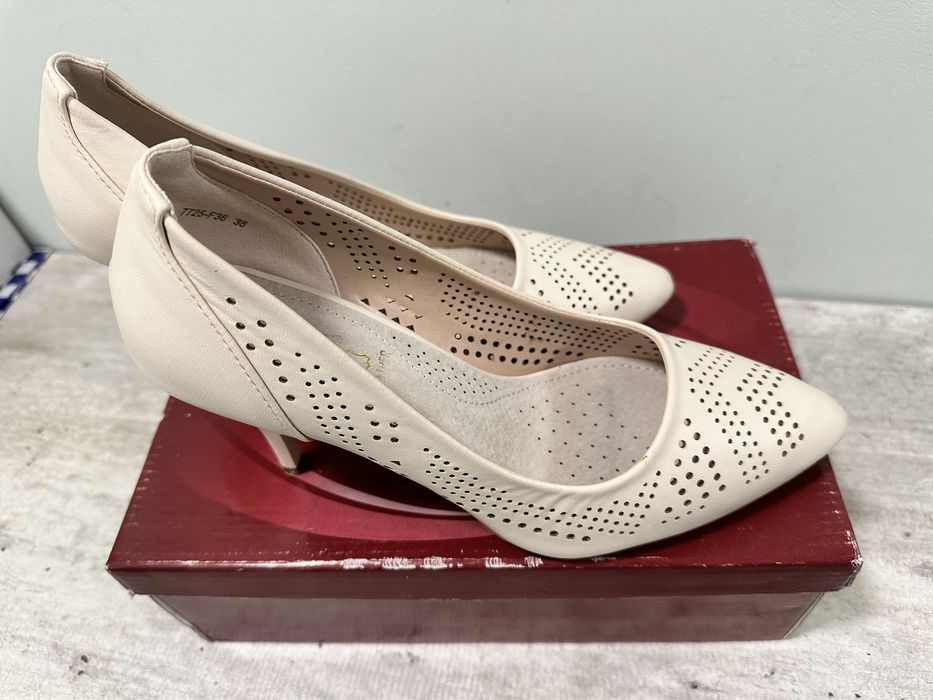 Дамски бежови обувки на ток 38 номер