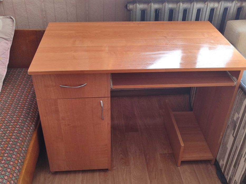 Деревянный стол.