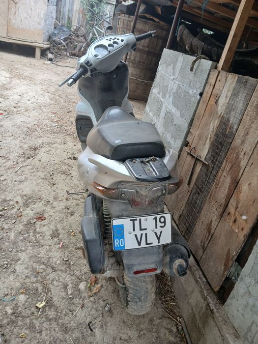 Vând scuter defect electro motorul in rest stare buna de functionare