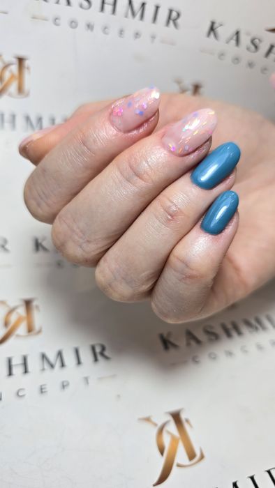 Buna,sunt manichiurista de 9 și îmi iubesc meseria.