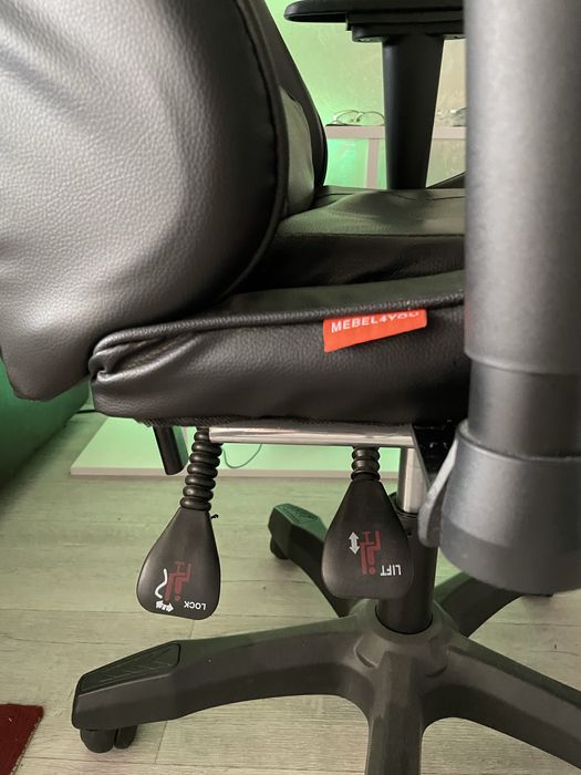 Продается игровое кресло