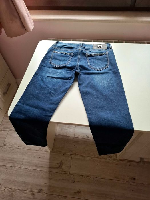 Красиви дамски дънки с камъни по джобовете - номер 26