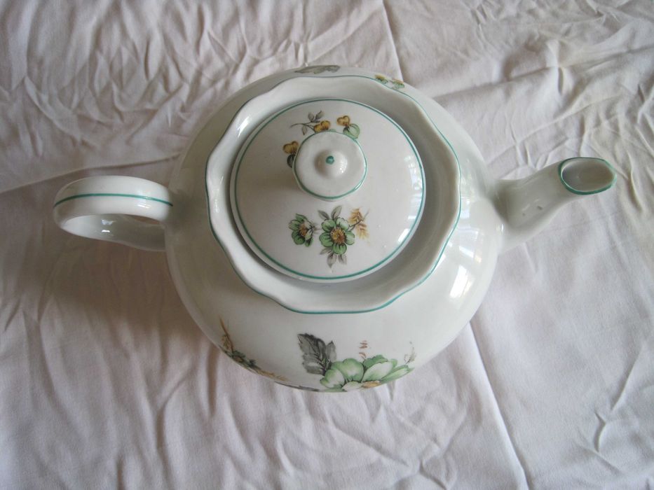 Продавам порцеланов чайник.